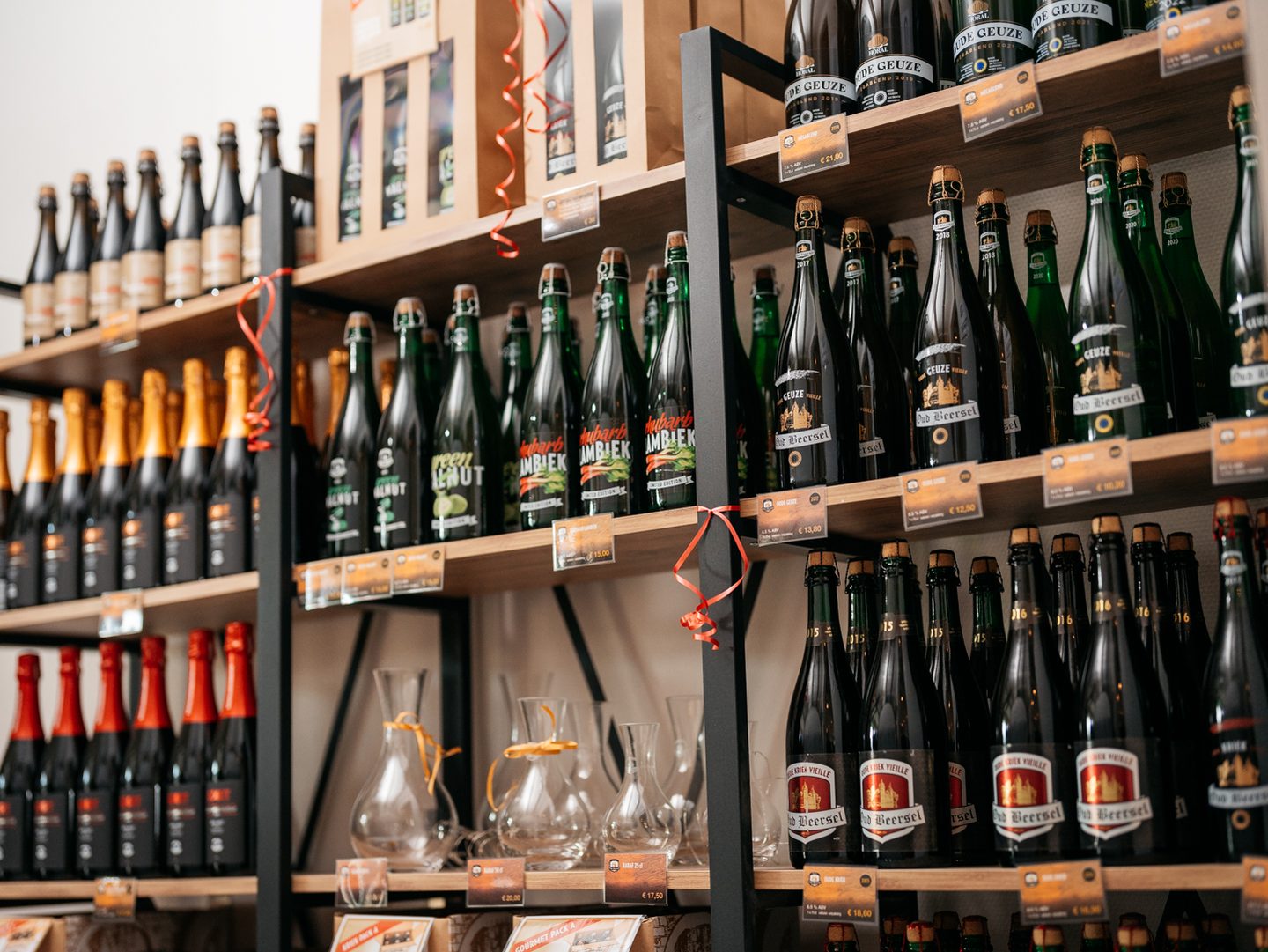 Die Regale des Brauereiladens von Oud Beersel, voller Flaschen Lambic, Geuze und Kriek